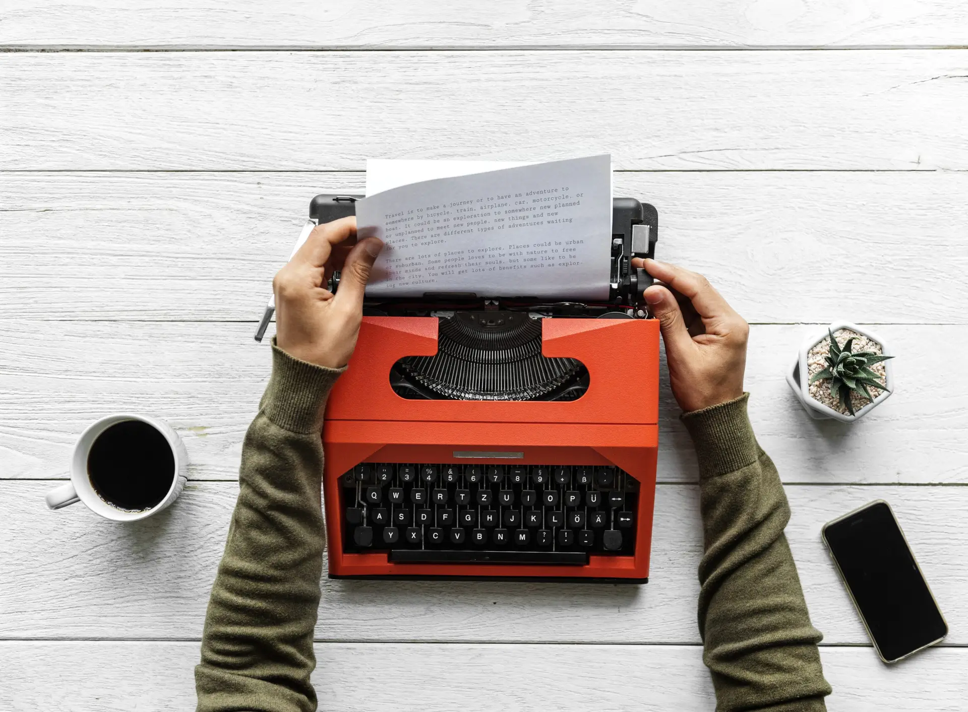 Persona che scrive lettera di Accompagnamento per candidarsi ad un lavoro in Svizzera